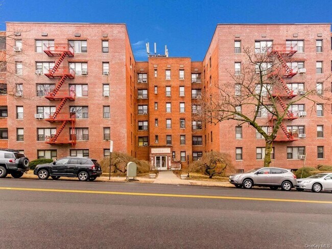 Building Photo - 555 McLean Ave