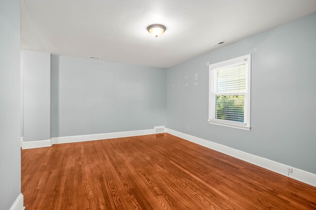 Building Photo - 5038 Pinewood Dr
