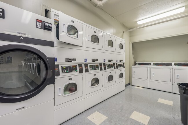 Building Photo - Spacious & Bright Studio at River Place West