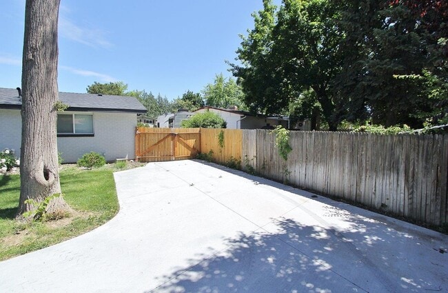 Building Photo - 3873 N Manchester St