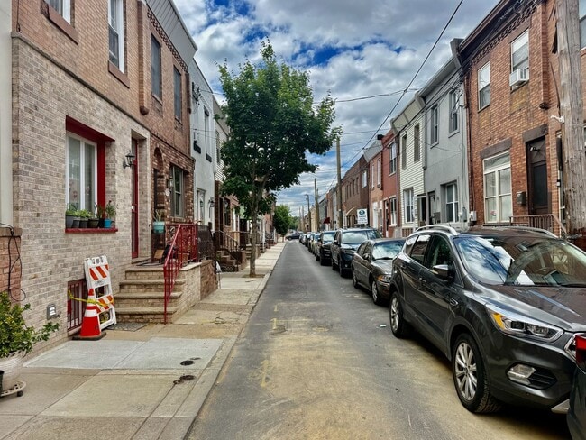 Building Photo - Spacious 3 BR / 1 BA HOUSE in Great South Philly location w/ Hardwood Flooring-Nice Kitchen-Washe...