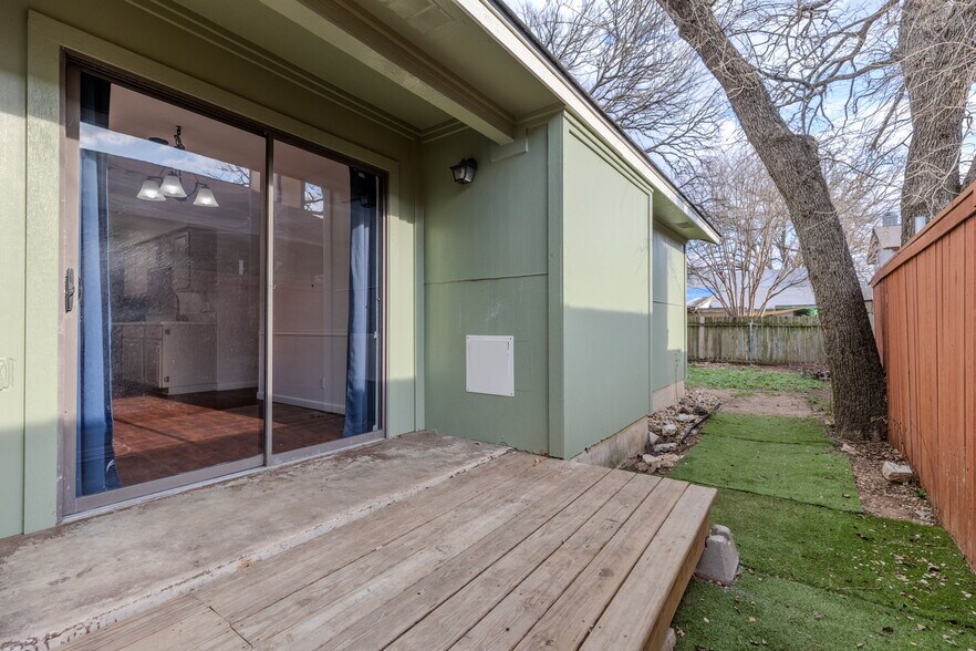 Building Photo - 1611 Somerset Dr