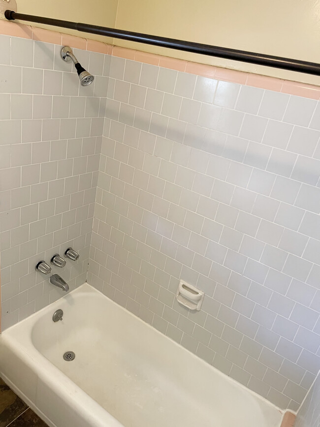 404 Landfair Avenue #2, Westwood, CA 90024 - Bathroom - 400 Landfair Ave