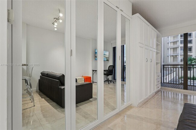Building Photo - 540 Brickell Key Dr