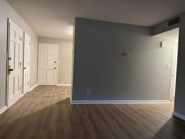 Building Photo - 3328 Pinewood Ave