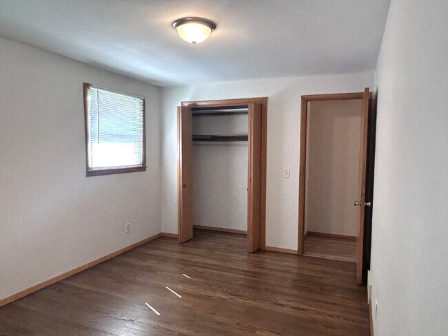 Building Photo - Large Updated 3 Bedroom Ranch