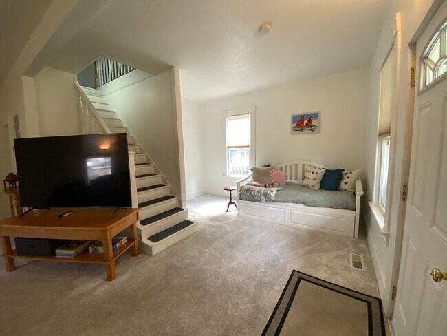 Building Photo - Pet Friendly |Stylish 3 Bedroom | 2 Bath Duplex in The Dalles – Great Location & Modern Comforts