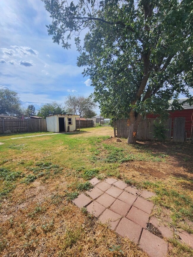 Building Photo - 3 bed 2 bath home, move in ready!
