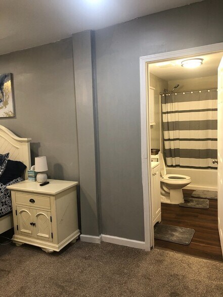 Master BR Ensuite - 704 Lavinia St