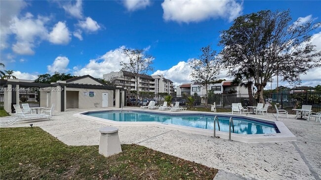 Building Photo - 8885 Fontainebleau Blvd