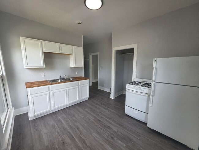 Building Photo - Kent 1 Bedroom 1 Bath (Upstairs Apartment)