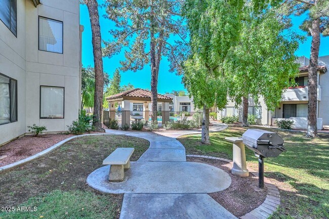 Building Photo - 750 E Northern Ave