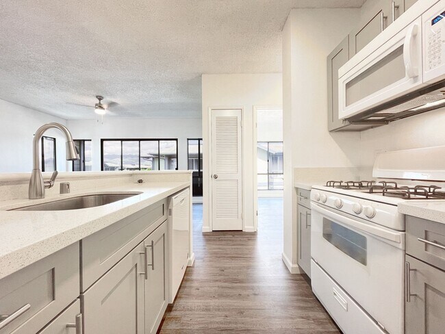 Building Photo - Just Refreshed Ewa Beach Condo with A/C