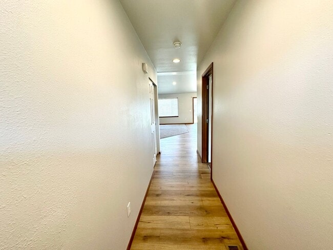 Building Photo - Spacious 4 Bedroom 2 Bathroom Home on Culd...
