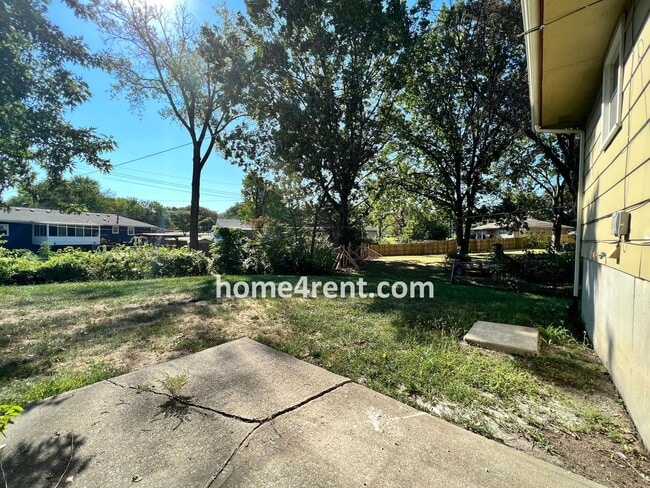 Building Photo - Attractive Lee's Summit Half Duplex w/ Lots of Natural Light and Spacious Bedrooms!