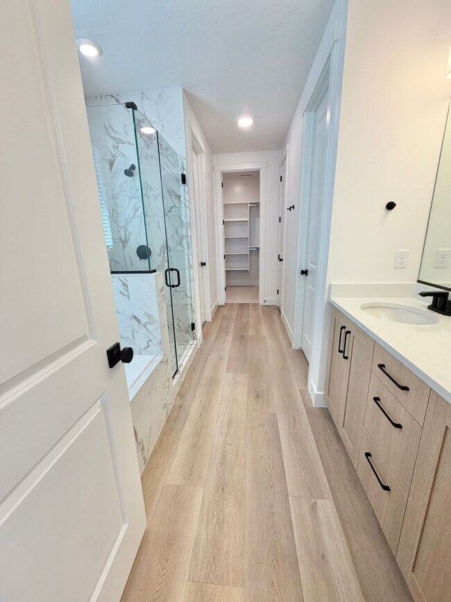 Building Photo - Desert Color 4 Bed Home!