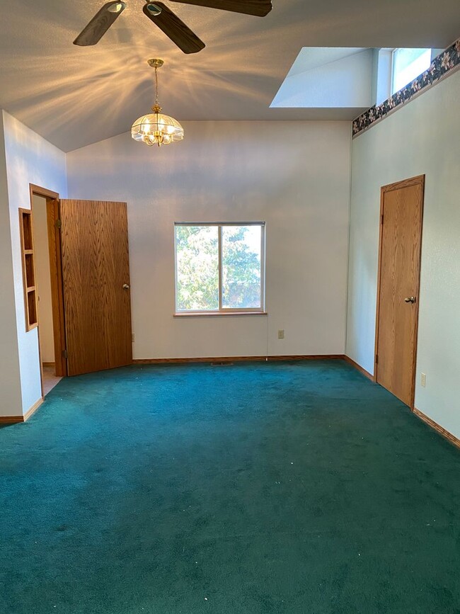 Building Photo - Large Home for Rent on Airway Dr, Beautiful Backyard Views!