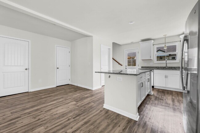 Building Photo - Beautiful 3-bed, 2.5-bath home with a bright, open floor plan.