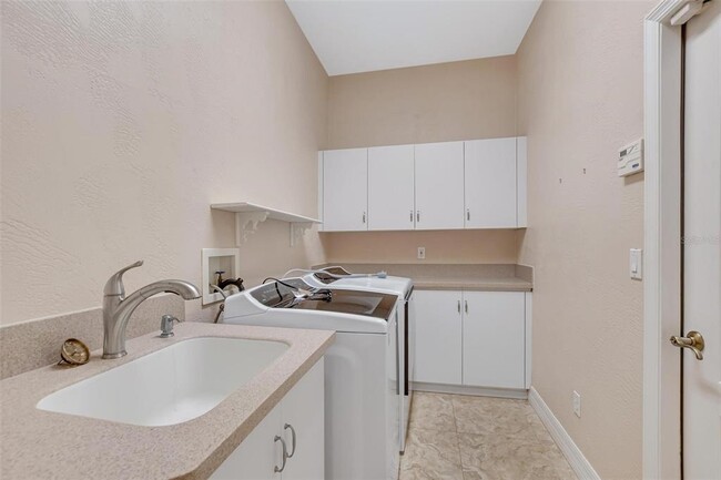 Building Photo - 137 London Dr