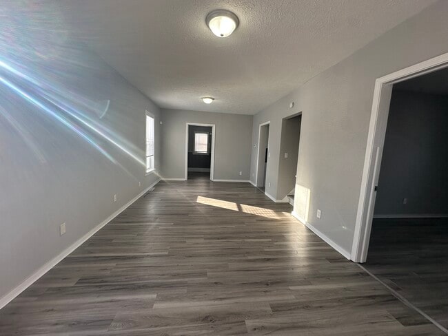 Building Photo - 911 S Laurel St