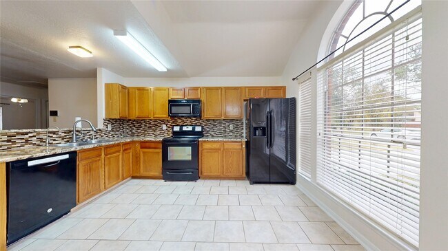 Building Photo - 806 N Willow Dr