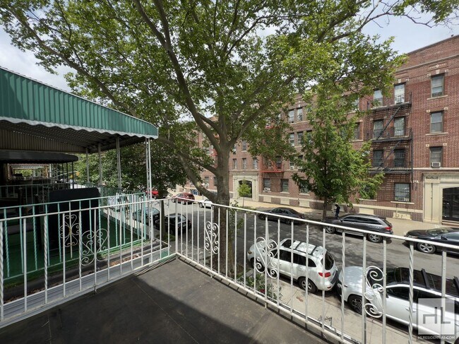Building Photo - Beautifully Renovated 3-Bedroom with Priva...