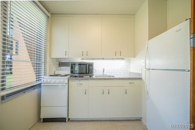 Building Photo - Queen Emma Gardens, Prince Tower, Studio $...