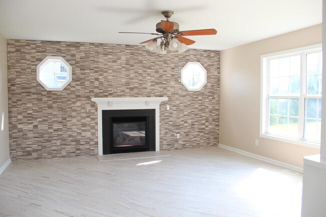 Building Photo - 107 Enchanted Way