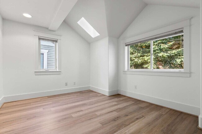 Building Photo - Stunning Capitol Hill Townhome in Prime Seattle Location – 3BR / 3BA Available June 7