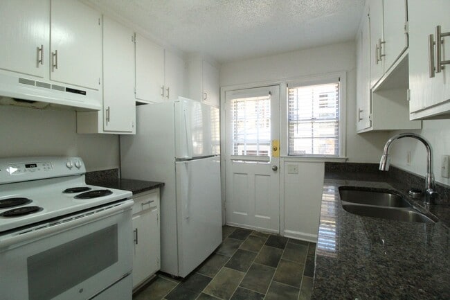 Building Photo - April FREE On This 2 Bedroom 2 Bath Duplex In The Waldo Area