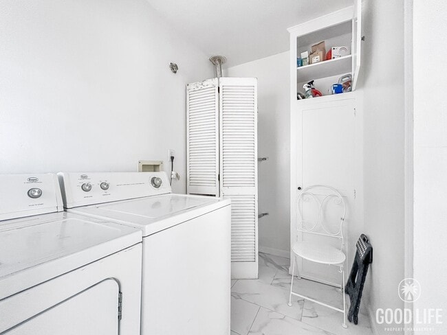 Building Photo - Beautiful 2B 1BA Home in University Height...