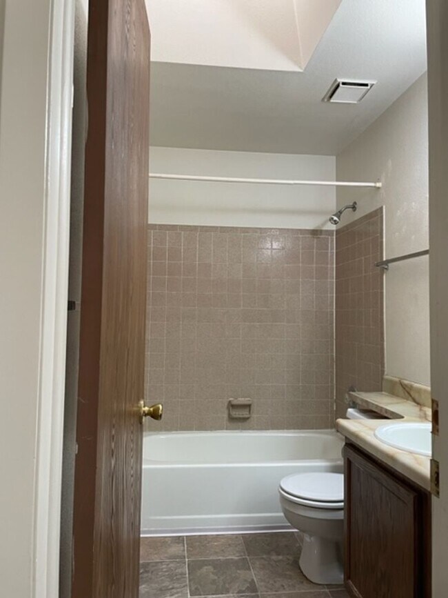 Building Photo - SUNDOWNER 2BD TOWNHOME w/ 1 CAR GARAGE
