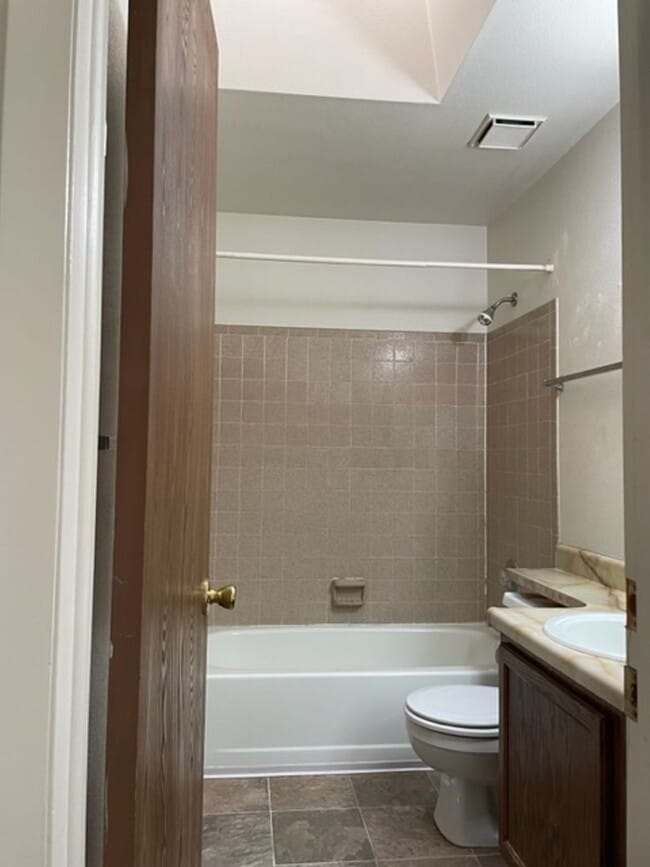 Building Photo - SUNDOWNER 2BD TOWNHOME w/ 1.5 CAR GARAGE - Security Deposit Waiver Available