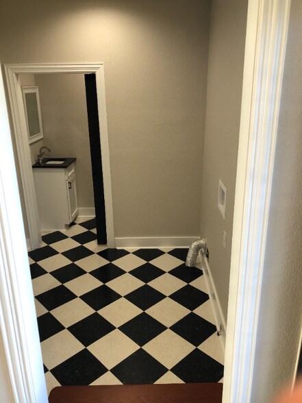 Building Photo - 1006 Bales St