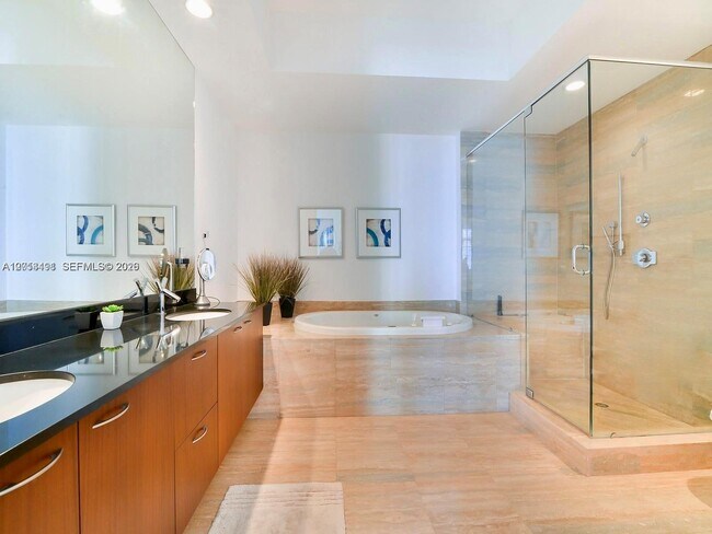 Building Photo - 15811 Collins Ave