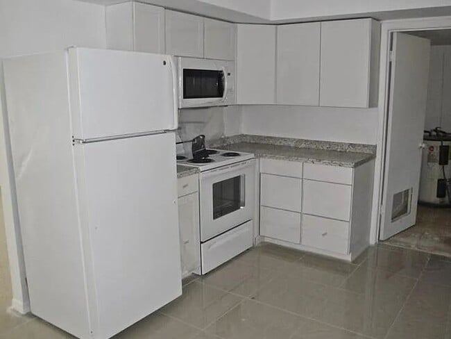 Building Photo - 2068 Fruitville Rd