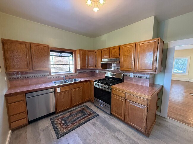 Building Photo - 5BR 1.5BA Berkeley Home | W/D, Dishwasher, Backyard + Storage Near Shattuck & Berkeley Bowl