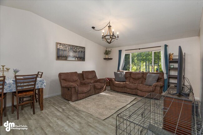 Building Photo - Cozy 3 bedroom 2 bath home w/ fully fenced...