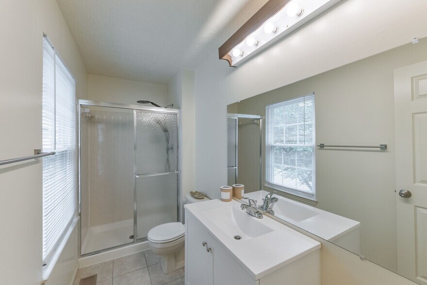 bathroom - 117 Bookham Ln