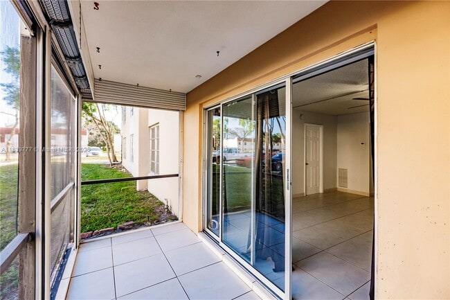 Building Photo - 4152 Inverrary Dr