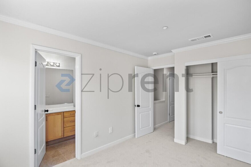 Building Photo - 722 Kingsford Way