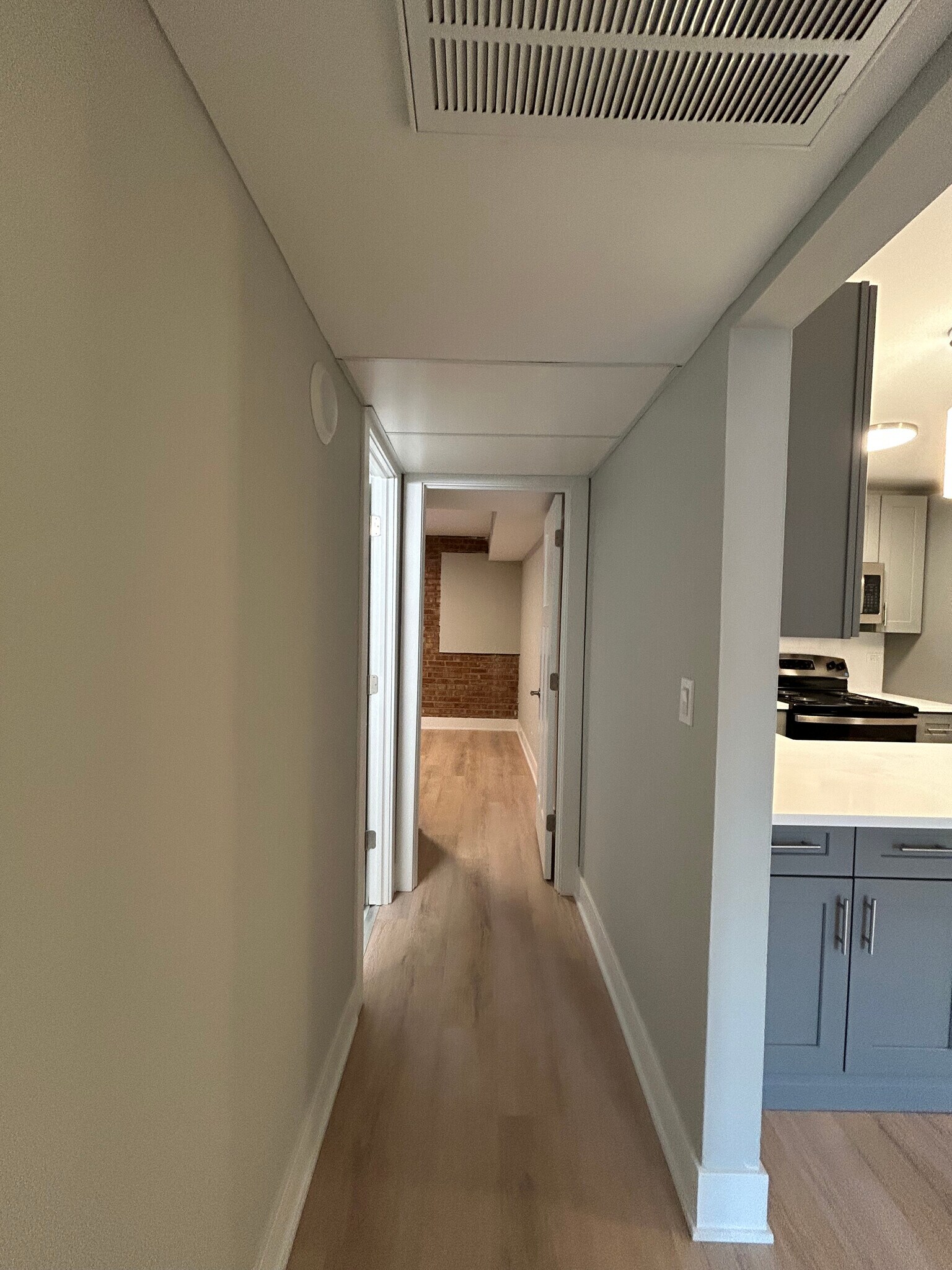 Building Photo - 1214 N La Salle Dr