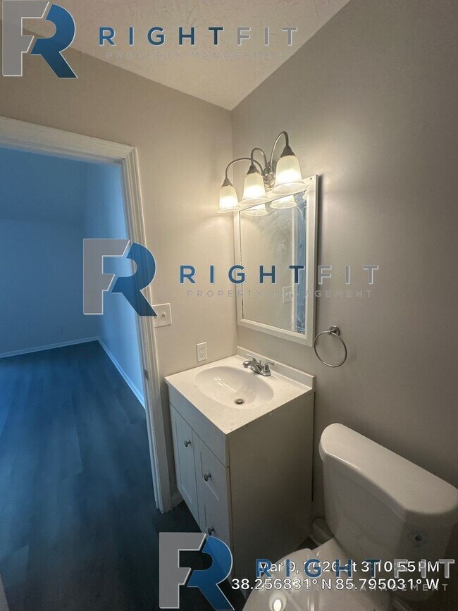 Building Photo - Gorgeous Renovated Home in Louisville