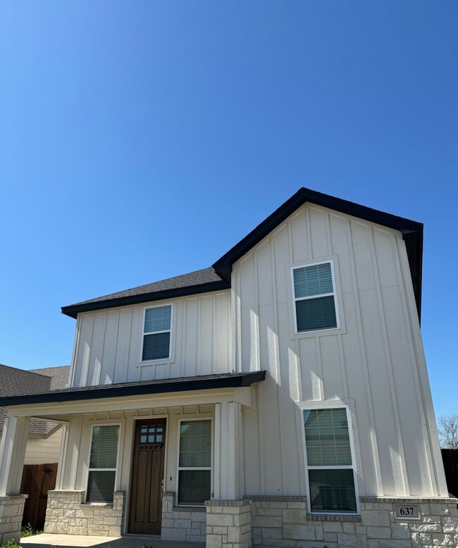 Building Photo - 4/2.5/2 - Beautiful 2 story/ PRIVATE PARKING!! GODLEY ISD