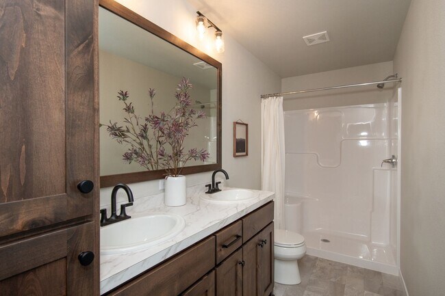 Building Photo - 4 Bed 3 Bath Single Family Home