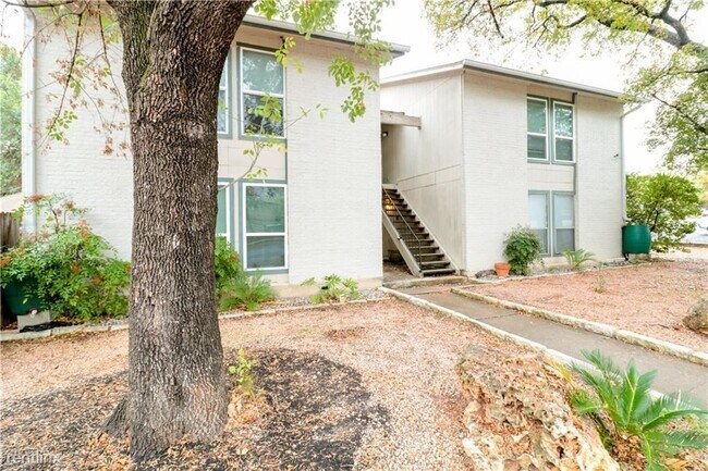 Building Photo - 2 br, 1 bath 4plex - 1220 Southport Dr A A