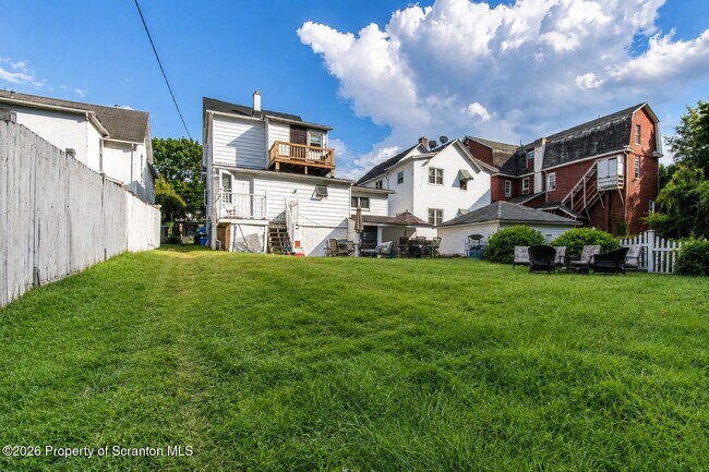 Building Photo - 1729 Sanderson Ave