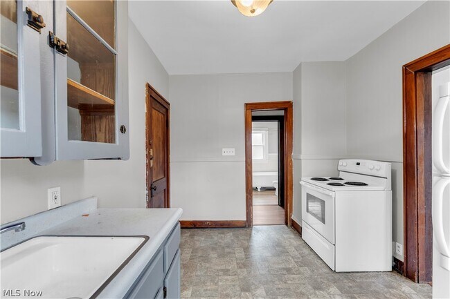 Building Photo - 9002 Rosewood Ave