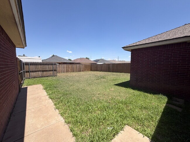 Building Photo - "Charming 3-Bed, 3-Bath Home in Lubbock – Spacious 1,575 Sq Ft Retreat!"