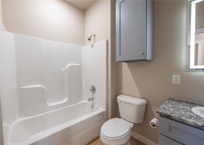 Building Photo - 910 Vly Oaks Ln